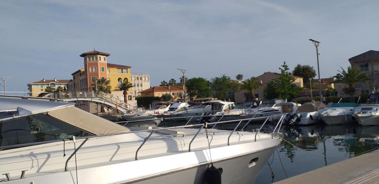Sur Le Quai De Port * Fréjus