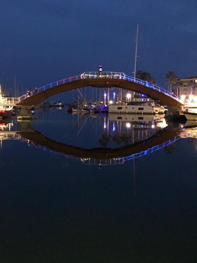 Sur Le Quai De Port *